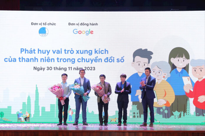 6.-dai-dien-google-trao-qua-cho-cac-dien-gia-phat-bieu-tai-dien-dan(1).jpg